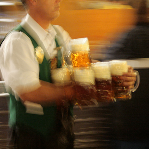 Das Oktoberfest in München (mundartlich Wiesn) ist das größte Volksfest der Welt. Es findet seit 1810 auf der Theresienwiese in der bayerischen Landeshauptstadt München statt. Für das Oktoberfest brauen einige Münchner Brauereien ein spezielles Bier, das eine Stammwürze von mindestens 13,5 % aufweisen muss[3] und ca. 5,8 bis 6,4 Volumenprozent Alkohol enthält. Das Oktoberfest generiert in den zwei Wochen jährlich durchschnittlich eine Milliarde Euro Umsatz.